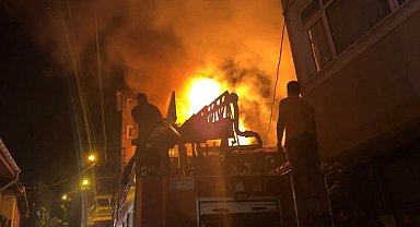 Balıkesir'de alevler arasında kalan 2 evde hasar oluştu