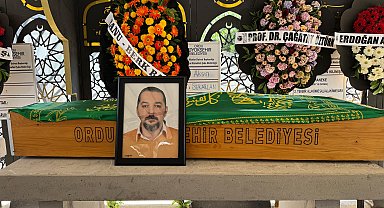 Balkonunda saçma ile yaralanıp, 4 yıl sonra hayatını kaybeden doktor toprağa verildi