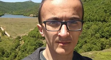 Başı kanepe ile sandığı arasına sıkışmış halde ölü bulundu