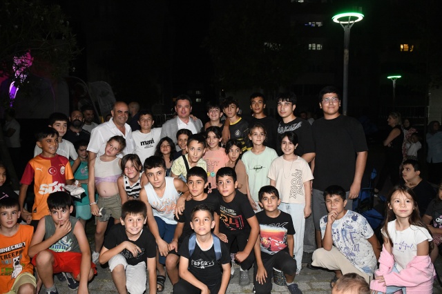 Başkan Aydın, Güneştepe’de Çocuklarla Açık Hava Sinemasında Buluştu