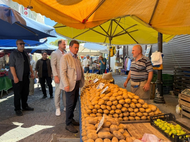 Başkan Aydın, Muradiye Pazarı’nda Esnaf ve Vatandaşla Buluştu