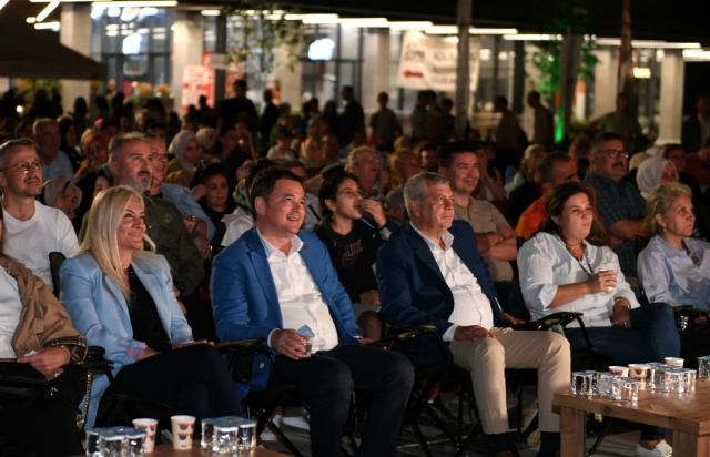 Başkan Erkan Aydın Vatandaşlarla Bursa Bülbülü Filmini İzledi