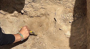 Beçin Kalesi'nde MÖ 6'ncı yüzyıla ait seramikler ve oyun zarları bulundu