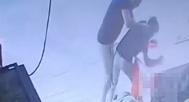 Bekçi, market çırağını darbetti; o anlar kamerada