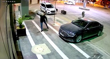 Belediye binasının kapısına kaldırım taşıyla zarar verdi