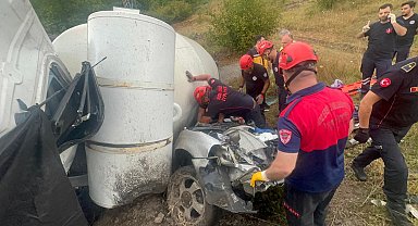 Beton mikseri, otomobilin üzerine devrildi; 1 ölü, 1 yaralı