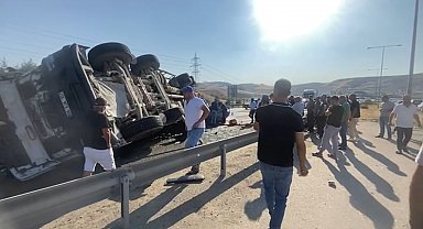 Beton mikseri otomobilin üzerine devrildi; 6 yaralı