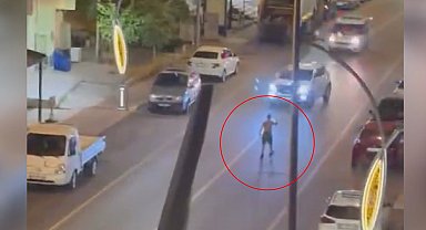 Bıçakla araçlara saldıran şüpheliye biber gazlı müdahale kamerada