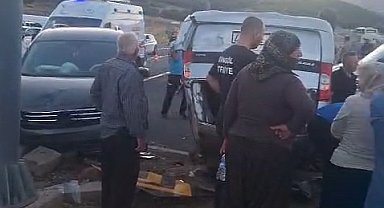 Bingöl'de iki hafif ticari araç çarpıştı: 11 yaralı