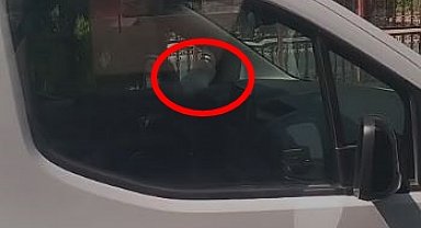 Bir ayağı cam kenarında araç kullandı; o anlar kamerada