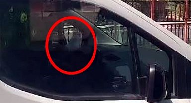 Bir ayağını cam kenarına koyup araç kullanan sürücüye ceza