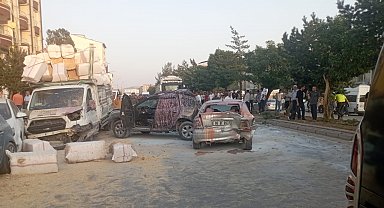Bitlis'te freni boşalan TIR, 10 araca çarptı