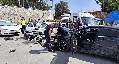 Bitlis'te iki otomobil çarpıştı: 5'i çocuk, 10 yaralı