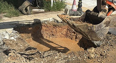 Bodrum'da isale hattı patladı, iş yerinin deposunu su bastı