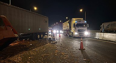 Bolu Dağı'nda 2 TIR çarpıştı; yola saçılan tuğlalar ulaşımı aksattı