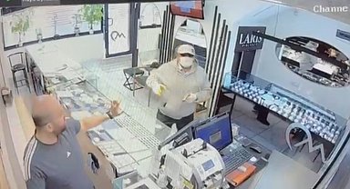 Boncuk atan oyuncak tabancayla kuyumcu soymaya çalışan şüpheli kamerada