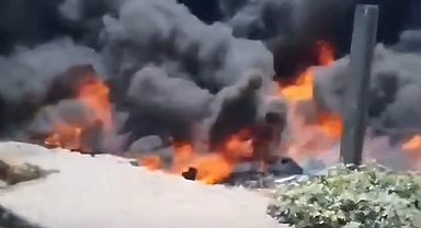 Boş arazide alev alan çöpler, 2 evi yakıyordu