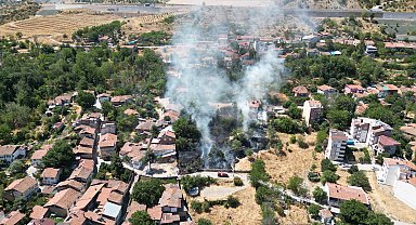 Boş arazideki yangın evlere sıçramadan söndürüldü