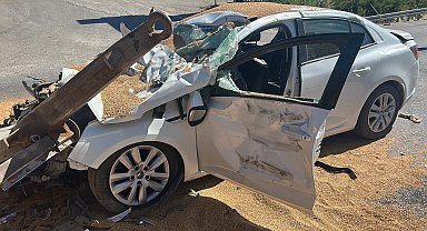 Buğday yüklü traktör otomobille çarpıştı; 3 yaralı