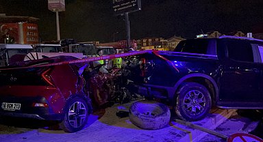 Bursa'da, hafif ticari araçla çarpışan otomobildeki 2 kardeş hayatını kaybetti