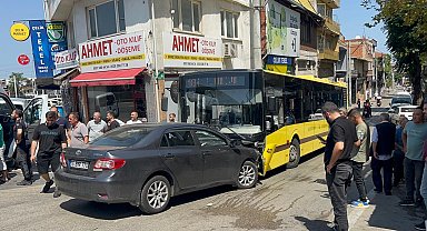 Bursa'da halk otobüsü ile otomobil çarpıştı; 5 yaralı