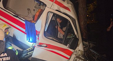 Bursa'da kamyonet ile hasta nakil ambulansı çarpıştı; 5 yaralı