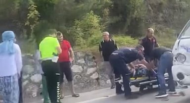 Bursa'da kamyonet ile otomobil çarpıştı: 4 yaralı