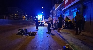 Bursa'da motosiklet kaldırıma çarptı: 2 yaralı