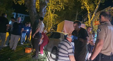 Bursa'da trafikte yavaşlayan kamyonete çarpan otomobil sürücüsü yaralandı