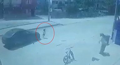 Caddeye koşarak çıkan çocuğa otomobilin çarptığı kaza kamerada