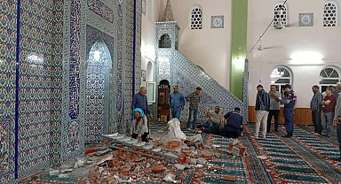 Camide duvardan kopan sıva ve tuğla parçaları üzerlerine düştü: 1 ölü, 1 yaralı