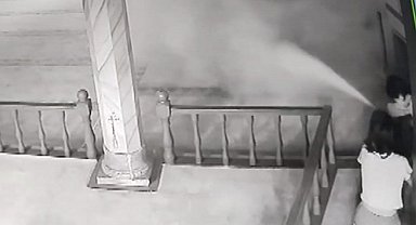 Camide yangın tüpünü birbirinin üzerine sıktılar; o anlar kamerada