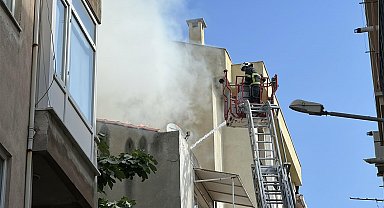 Çanakkale'de 4 katlı binanın çatısında yangın