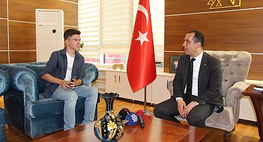 Çankırı Valisi Taşolar, rüzgardan ters dönen Türk bayraklarını düzelten Mert'e teşekkür etti