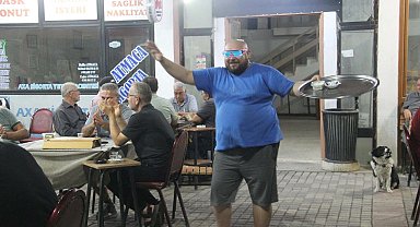 Çay dağıtırken yaptığı danslarla fenomen oldu