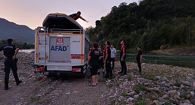 Çayda avlanırken mahsur kalan 2 balıkçı kurtarıldı; o anlar kamerada