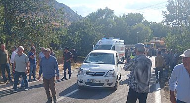 Cenazeye gidenlere otomobil çarptı: 1 ölü, 4 yaralı