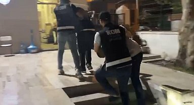 Çeşme'de 7 kişinin yaralandığı kavga masayla ilgilenilmediği için çıkmış