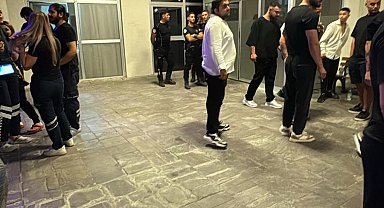 Çeşme'de eğlence mekanında taşkınlık çıkarıp, işletmeciyi ayağından vurdular