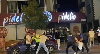 Ceza yazan polise saldırdılar; o anlar kamerada