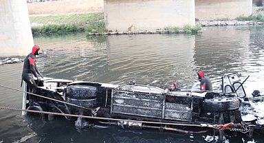 Cezayir'de yolcu otobüsü nehre düştü: 18 kişi hayatını kaybetti