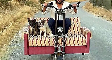 Çift kişilik koltuk monte ettiği skuter ile köpekleriyle yolculuk yaptı