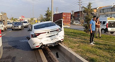 Ciple çarpışan otomobildeki çift yaralandı