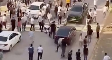 Çocukların kavgasına ailelerin de karıştığı bıçaklı kavga kamerada: 2 yaralı