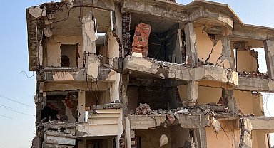 Çökme riski bulunan 3 katlı bina, mahalleliyi tedirgin ediyor