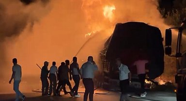 Çöp atığı yüklü TIR'ın dorsesi yandı