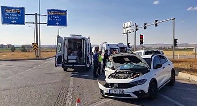 Çorum'da hafif ticari araç ile otomobil çarpıştı; 10 kişinin yaralandığı kaza kamerada