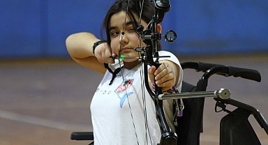 Depremde bacaklarını kaybeden okçu Feyza'nın hedefi madalya
