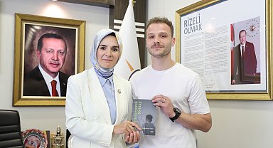 Devlet korumasında yetişti, hayat hikayesini yazdığı kitabını Bakan Göktaş'a hediye etti