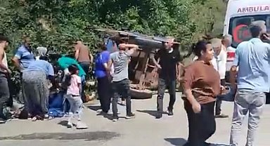 Devrilen fındık işçilerinin taşındığı römork devrildi; 7 yaralı